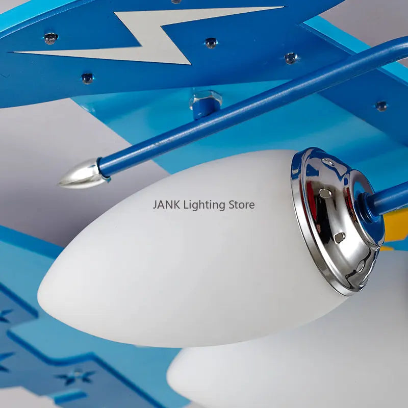 ثريا DecorBites™ Airplane Kids LED: إضاءة صديقة للعين لغرفة الطفل الصبي من أجل ديكور بيئي.