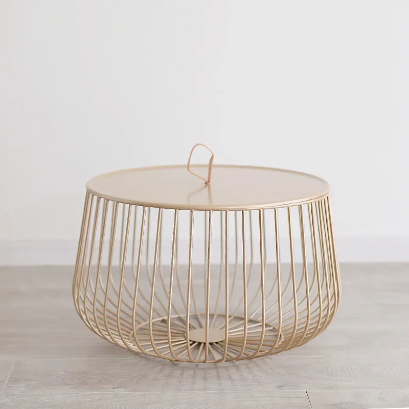 Mesa de centro DecorBites™ con forma de calabaza dorada para una decoración moderna de sala de estar.