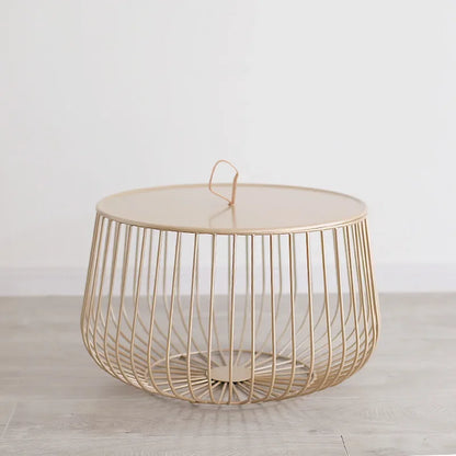 Mesa de centro DecorBites™ con forma de calabaza dorada para una decoración moderna de sala de estar.