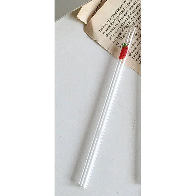 كوب عصير شفاف لطيف بتصميم فراولة من ديكوربايتس™ مع مصاصات