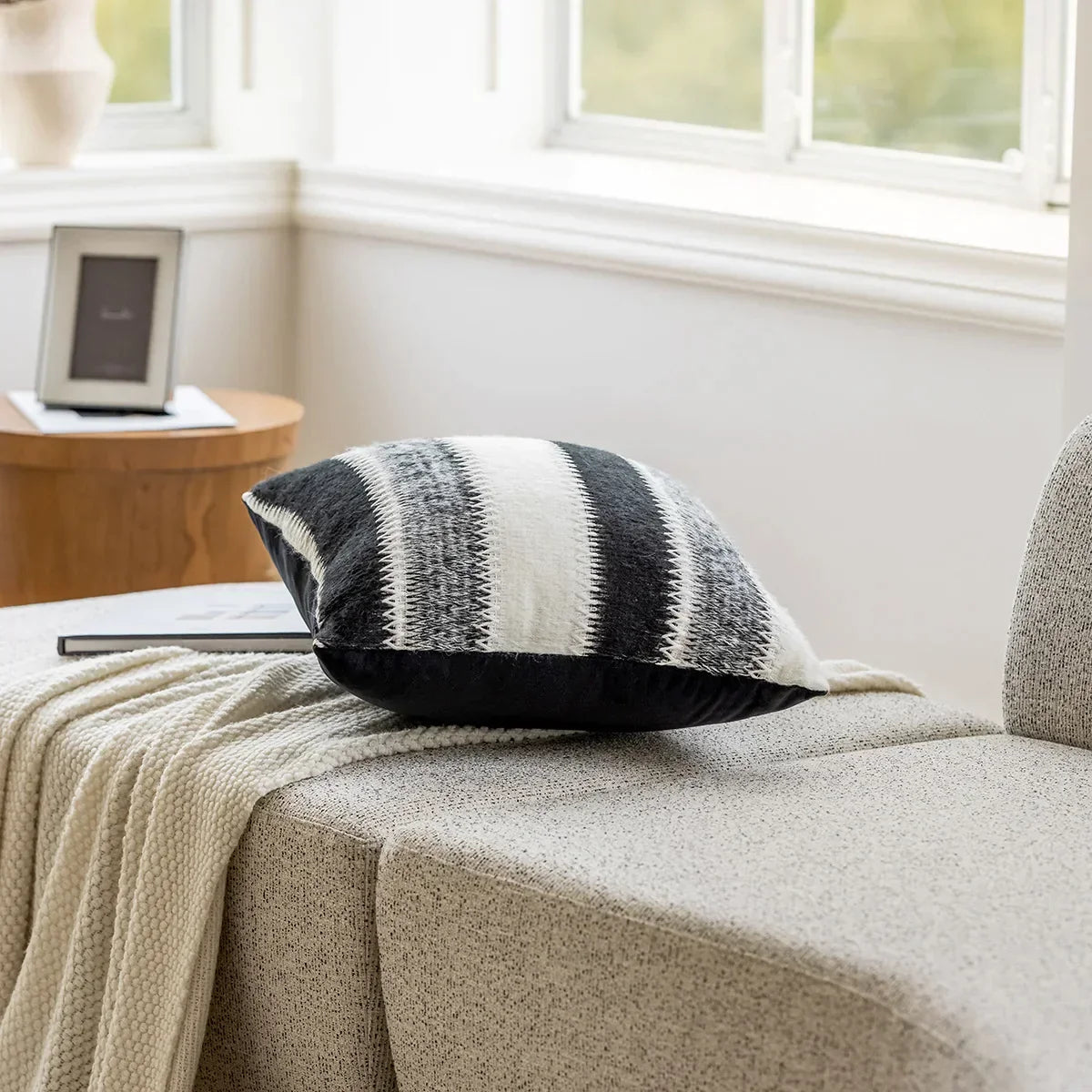 Funda de cojín de punto DecorBites™ en negro, gris y blanco, estilo nórdico sencillo y lujoso.