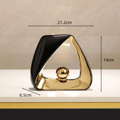 Escultura de esqueleto con triángulos geométricos y bola dorada DecorBites™: Figura decorativa abstracta para el hogar