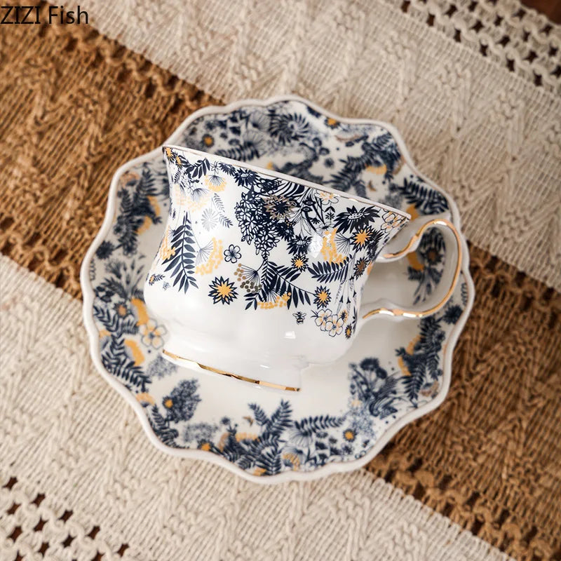 طقم أكواب قهوة كلاسيكية من البورسلين الأزرق والأبيض من ديكوربايتس™ مع صحن وفنجان شاي بحافة ذهبية