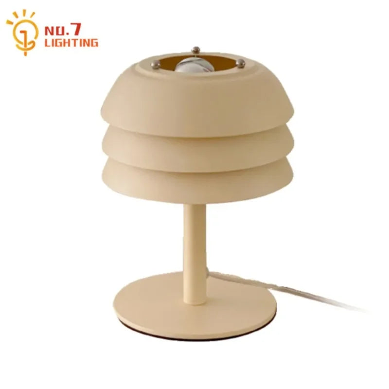 Lámpara de mesa LED DecorBites™ color crema con diseño medieval para dormitorio, sala de estar, cocina o cafetería