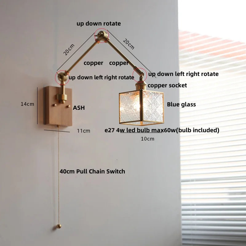 Aplique de pared DecorBites™ de madera de fresno con brazo articulado LED, interruptor de cadena y cristal azul