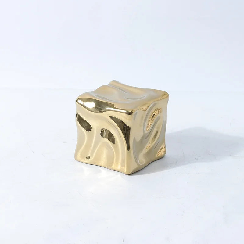Figura decorativa Decorbites™ de cerámica dorada con patrón geométrico irregular plegado