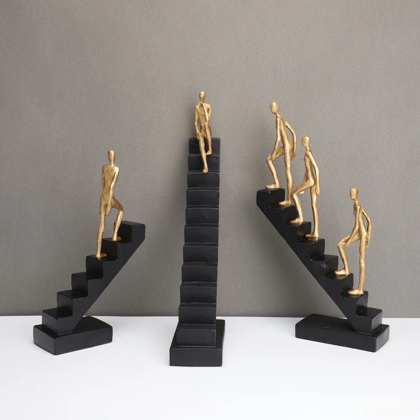 DecorBites™ Escultura abstracta de hombre dorado escalando escaleras Adornos para el hogar