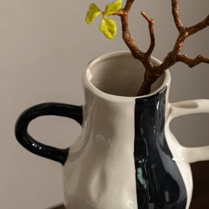 Jarrón de cerámica DecorBites™ con asa y diseño geométrico a cuadros para decoración del hogar.