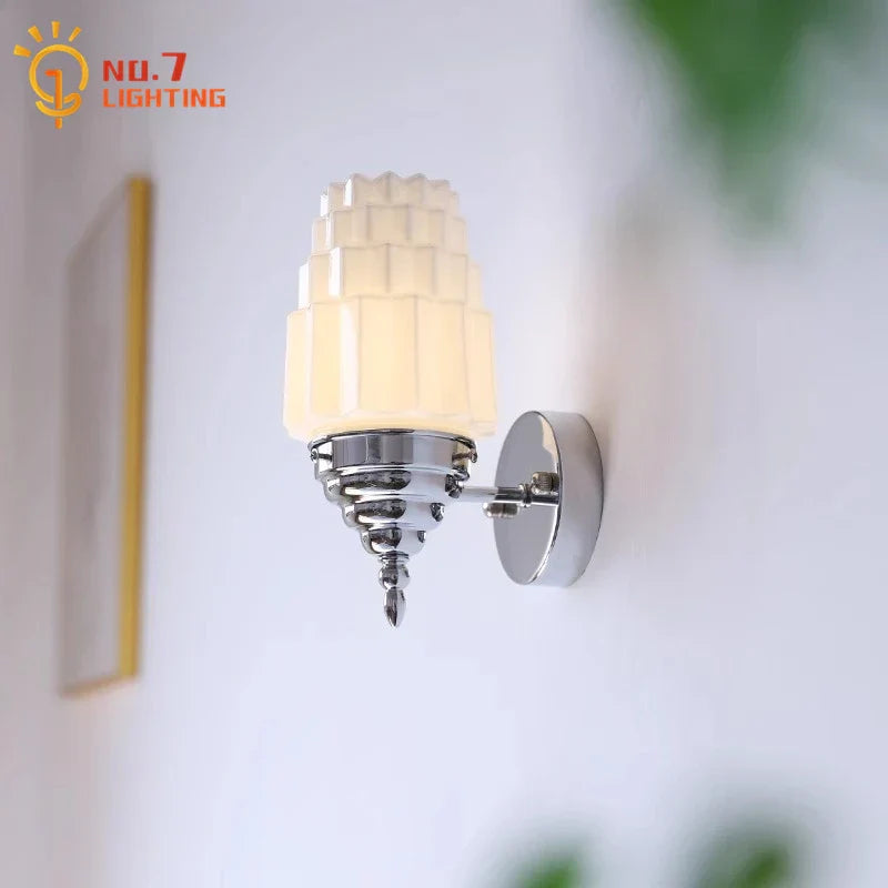 Lámpara de pared LED DecorBites™ de cristal color crema, con diseño de hierro forjado cromado/dorado, ideal para sala de estar o dormitorio.