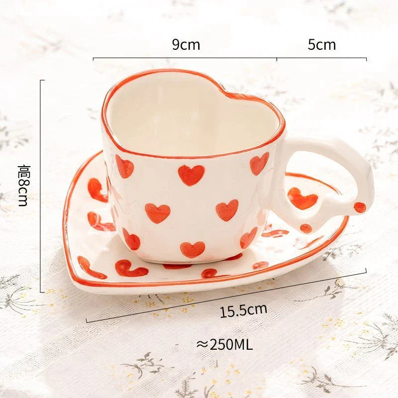 طقم فناجين قهوة وصحن DecorBites™ سعة 250 مل بمقبض على شكل قلب، قلوب وردية مرسومة يدويًا