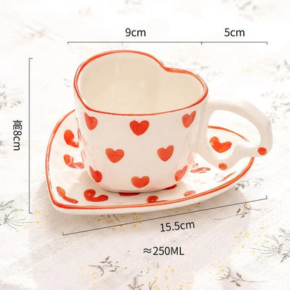 طقم فناجين قهوة وصحن DecorBites™ سعة 250 مل بمقبض على شكل قلب، قلوب وردية مرسومة يدويًا