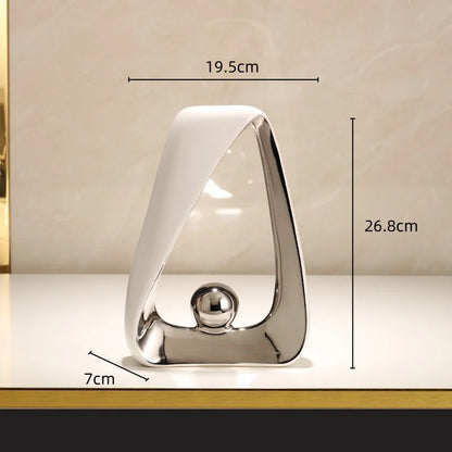 Escultura de esqueleto con triángulos geométricos y bola dorada DecorBites™: Figura decorativa abstracta para el hogar