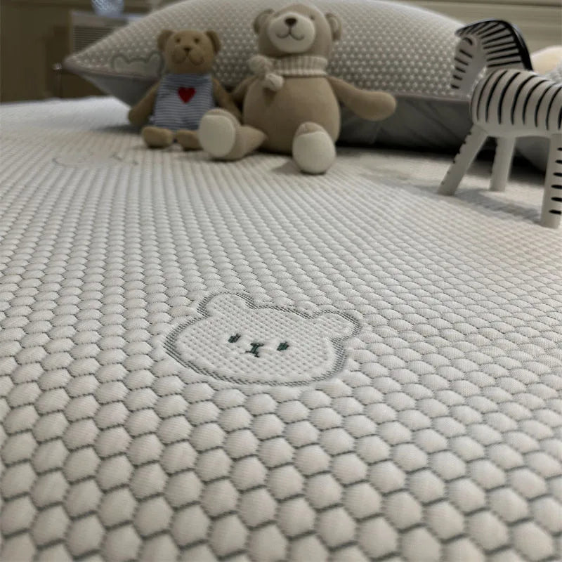 مجموعة ملاءات DecorBites™ Cooling Ice Bean: بساط وأغطية وسائد من الرايون قابلة للتهوية لسرير الصيف