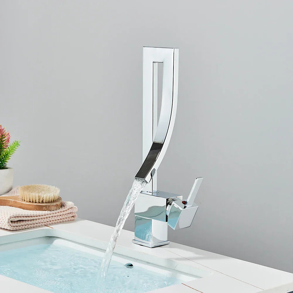 Grifo de lavabo tipo cascada DecorBites™ de latón negro con monomando