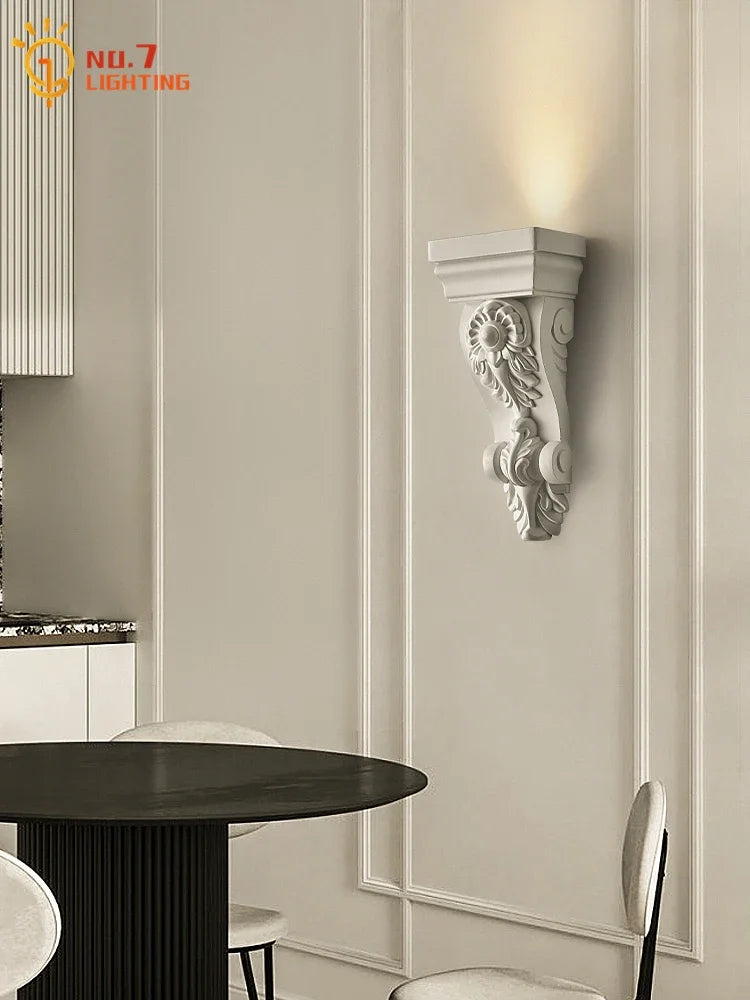 Lámpara de pared DecorBites™ de resina color crema con casquillo LED E27 para espacios clásicos