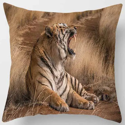 Funda de almohada DecorBites™ con diseño de tigre y león del mundo animal para una decoración adorable en el sofá o la sala de estar.