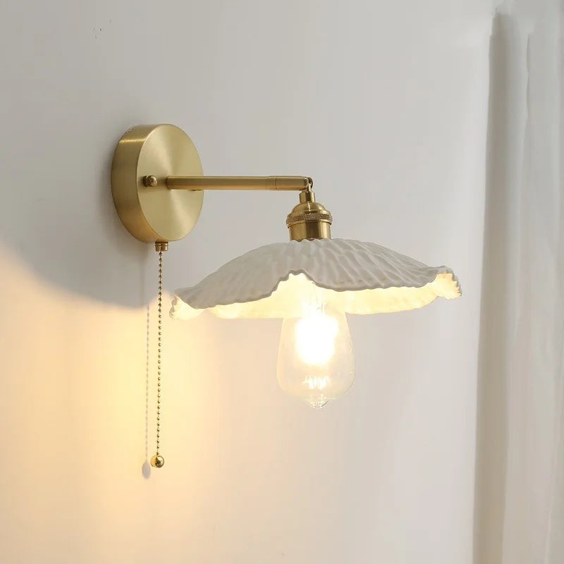 Aplique de pared LED DecorBites™ de cerámica y cobre con interruptor de cadena para una decoración nórdica moderna.