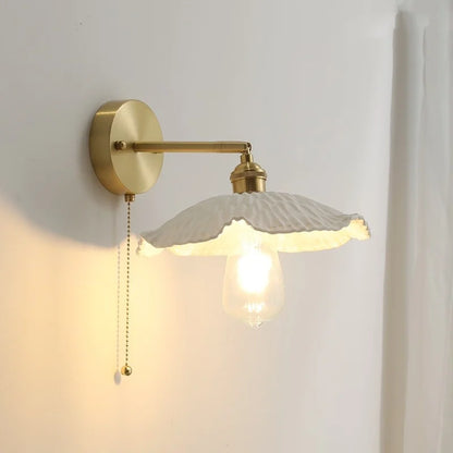 Aplique de pared LED DecorBites™ de cerámica y cobre con interruptor de cadena para una decoración nórdica moderna.