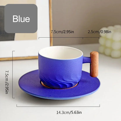 كوب قهوة سيراميكي أزرق بتصميم كلاسيكي، سعة 130 مل، مع صحن، ومقبض خشبي، من ديكوربايتس™