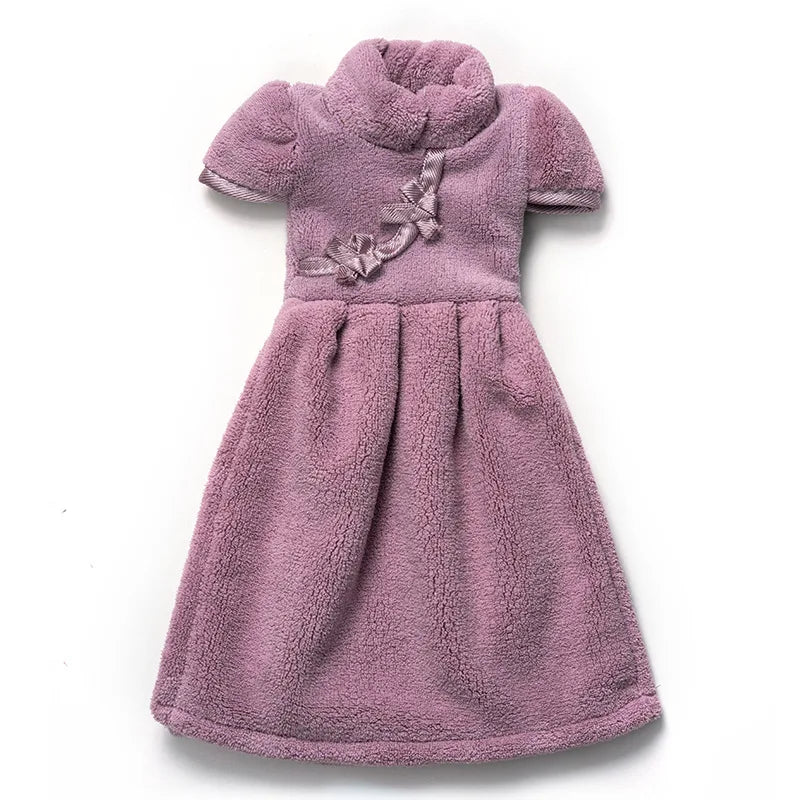 Toalla de mano Cheongsam de forro polar coral DecorBites™: suave, absorbente y de secado rápido. Ideal para el hogar y para colgar en la pared.