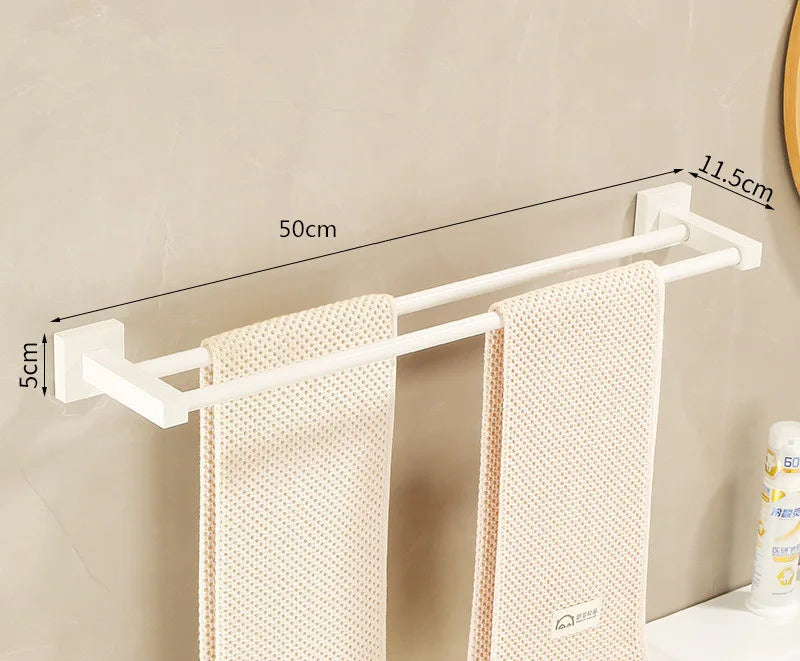 مجموعة حمام DecorBites™: رف أبيض كريمي، وحامل مناشف، وحامل ورق، وحامل فرشاة، وأدوات معدنية