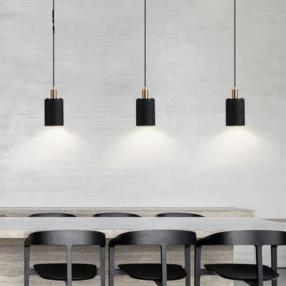 ثريا ديكوربايتس™ الحجرية السوداء | مصباح سرير مزخرف من الحجر الخام الشمالي