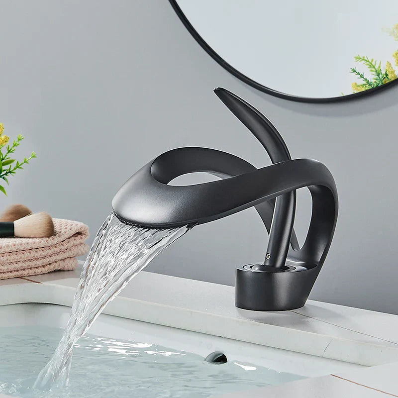 Grifo de lavabo tipo cascada DecorBites™ de latón negro, monomando para montaje en cubierta