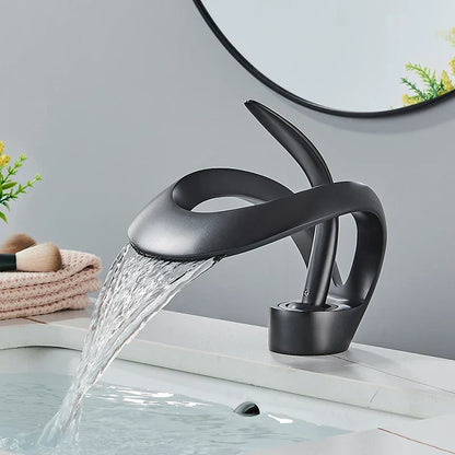 Grifo de lavabo tipo cascada DecorBites™ de latón negro, monomando para montaje en cubierta