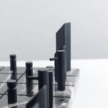 رقعة شطرنج رخامية معدنية ذهبية من DecorBites™: تماثيل ديكور لعبة المربع الهندسي والملك