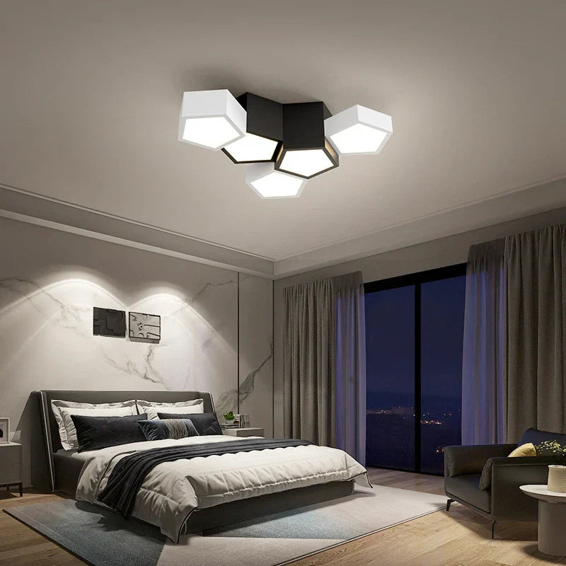مصابيح السقف الهندسية من DecorBites™: وحدات إضاءة عصرية ومبتكرة لغرفة النوم الرئيسية