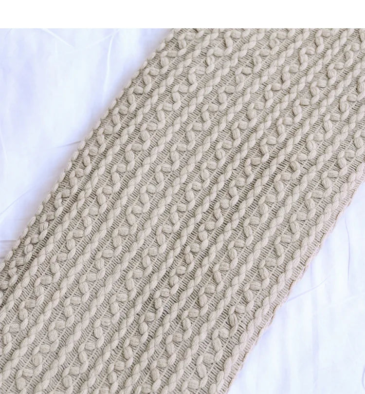 بطانية أريكة محبوكة هندسية من DecorBites™ مع شرابات