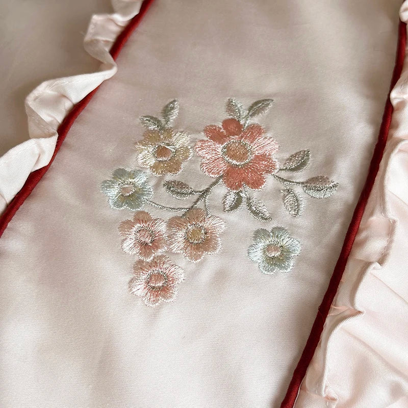 طقم أغطية سرير DecorBites™ 1000TC قطني مطرز بالزهور مع كشكشة من الدانتيل