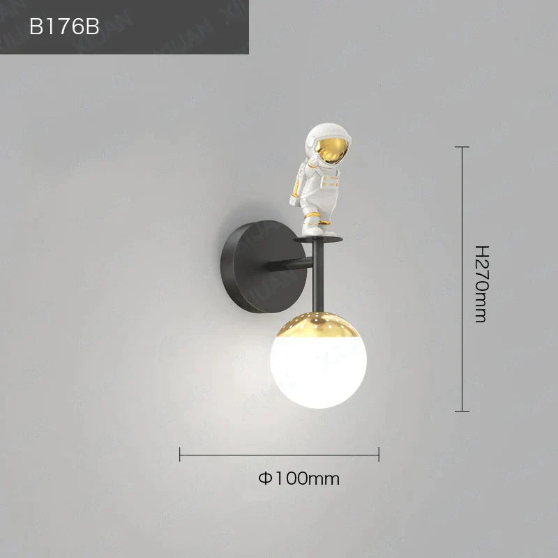 ديكوربايتس™ مصباح حائط للأطفال على شكل رائد فضاء: وحدة إضاءة عصرية لغرفة النوم بتصميم فضائي