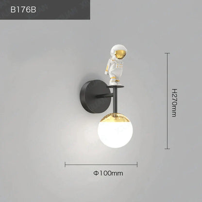 ديكوربايتس™ مصباح حائط للأطفال على شكل رائد فضاء: وحدة إضاءة عصرية لغرفة النوم بتصميم فضائي