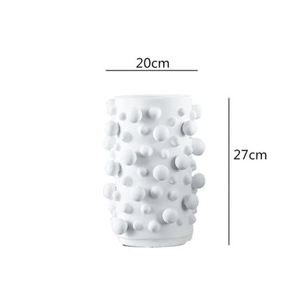 مزهرية من الراتينج بتصميم نقاط تجريدية باللونين الأسود والأبيض من DecorBites™، مُنظم ديكور منزلي بنقاط غير منتظمة