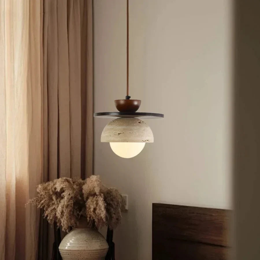 Lámpara colgante LED DecorBites™ con bola de cristal para sala de estar o comedor, con detalles en madera natural y piedra.