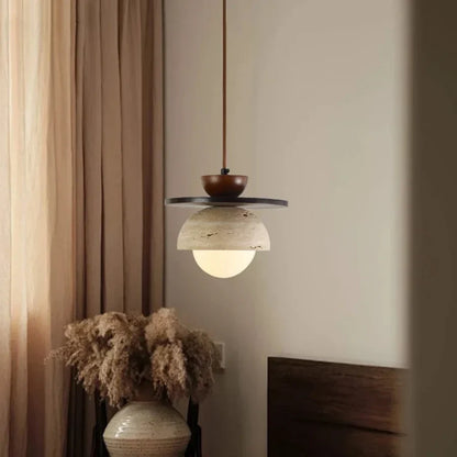 Lámpara colgante LED DecorBites™ con bola de cristal para sala de estar o comedor, con detalles en madera natural y piedra.