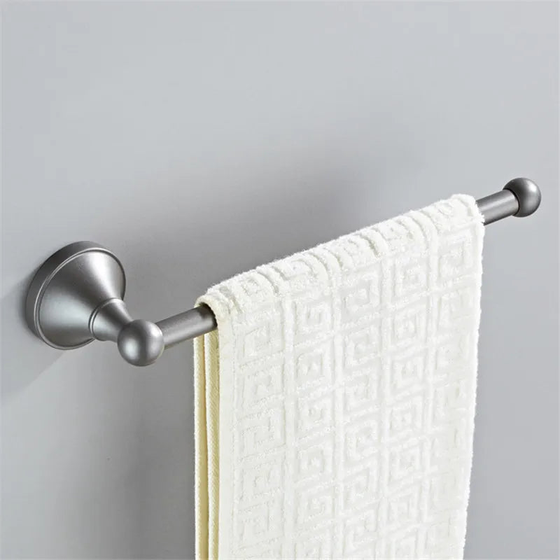 Juego de accesorios de baño DecorBites™ grises: toallero, portaescobillas, estante y jabonera.