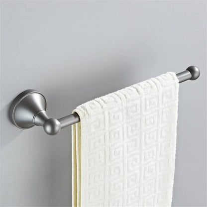 Juego de accesorios de baño DecorBites™ grises: toallero, portaescobillas, estante y jabonera.