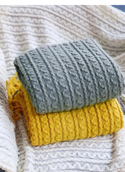 بطانية أريكة محبوكة هندسية من DecorBites™ مع شرابات