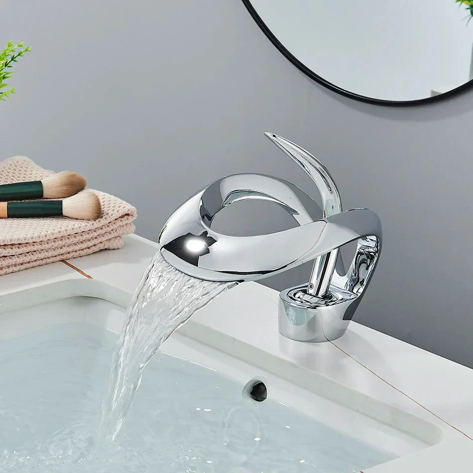 Grifo de lavabo tipo cascada DecorBites™ de latón negro, monomando para montaje en cubierta