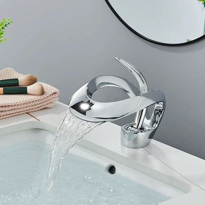 Grifo de lavabo tipo cascada DecorBites™ de latón negro, monomando para montaje en cubierta