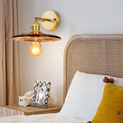DecorBites™ مصباح حائط LED زجاجي كهرماني لغرفة النوم بإضاءة نحاسية بسيطة