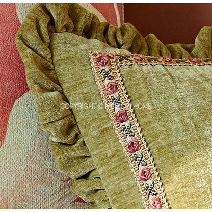 Funda de cojín lumbar verde con volantes de chenilla de lujo DecorBites™ 35x45