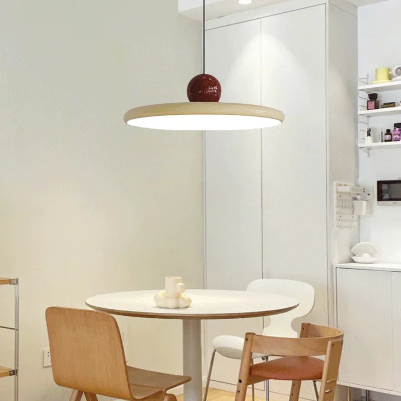 ثريا باوهاوس بتصميم الصحن من DecorBites™: ديكور إبداعي لغرفة الطعام والبار