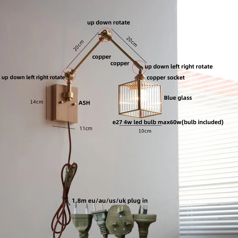 Aplique de pared DecorBites™ de madera de fresno con brazo articulado LED, interruptor de cadena y cristal azul