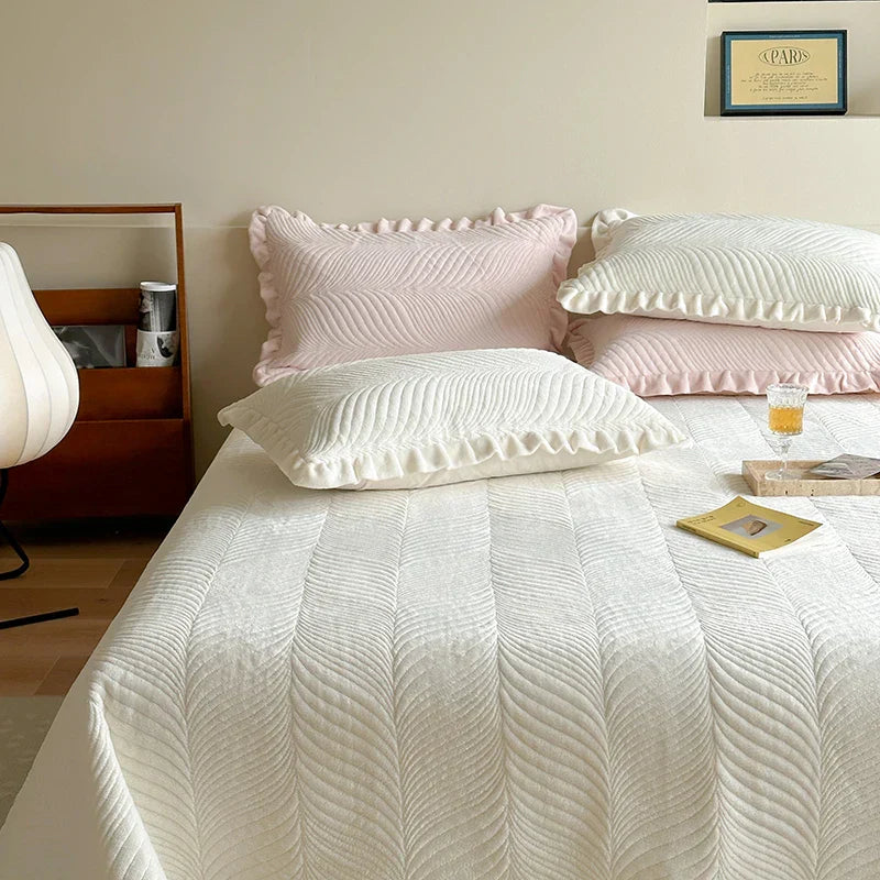 Decobites Luxe Quilt Set: Velvet Fleece Bedspread & Cotton Coverlet with Pillowcases