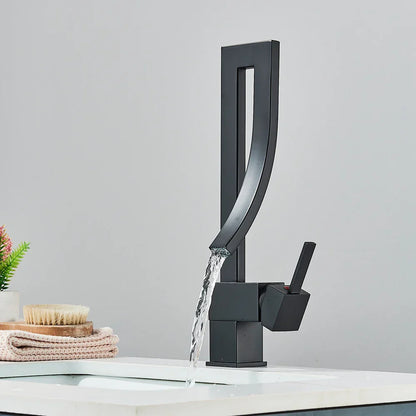 Grifo de lavabo tipo cascada DecorBites™ de latón negro con monomando