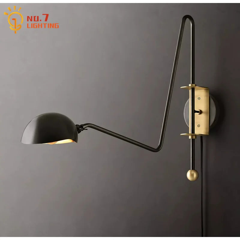 مصباح حائط DecorBites™‎ بذراع متأرجحة من النحاس الأسود/الذهبي اللامع للمساحات المعيشية العصرية