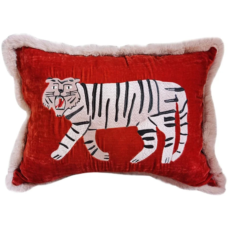 غطاء وسادة مخملي مطرز بنمر فروي من DecorBites™ مقاس 40×55 سم: ديكور منزلي فاخر بسحر كلاسيكي